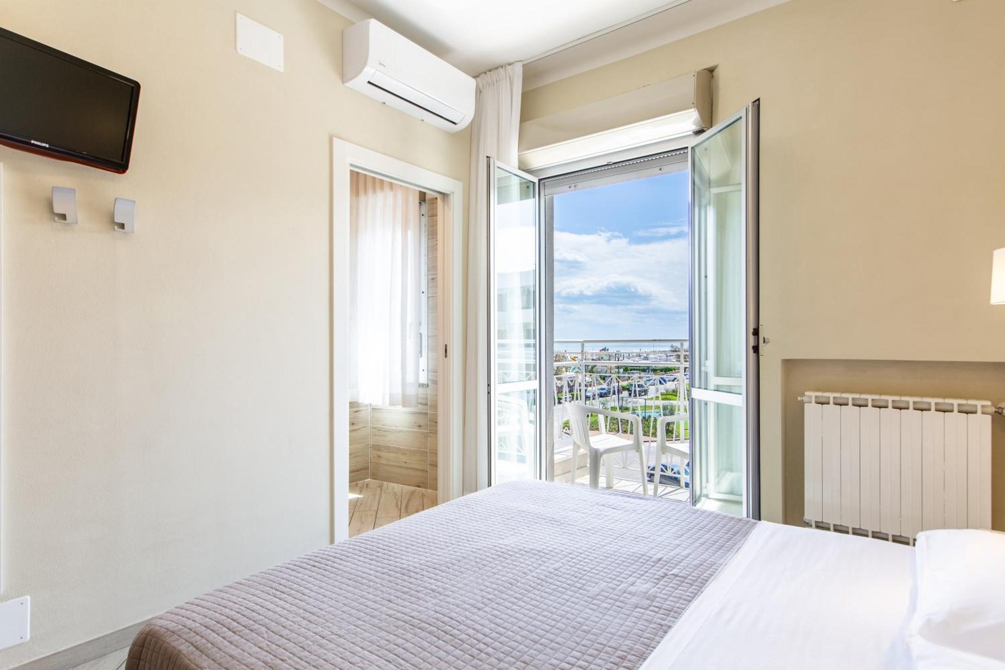 Hotel Lungomare Cervia Exterior foto