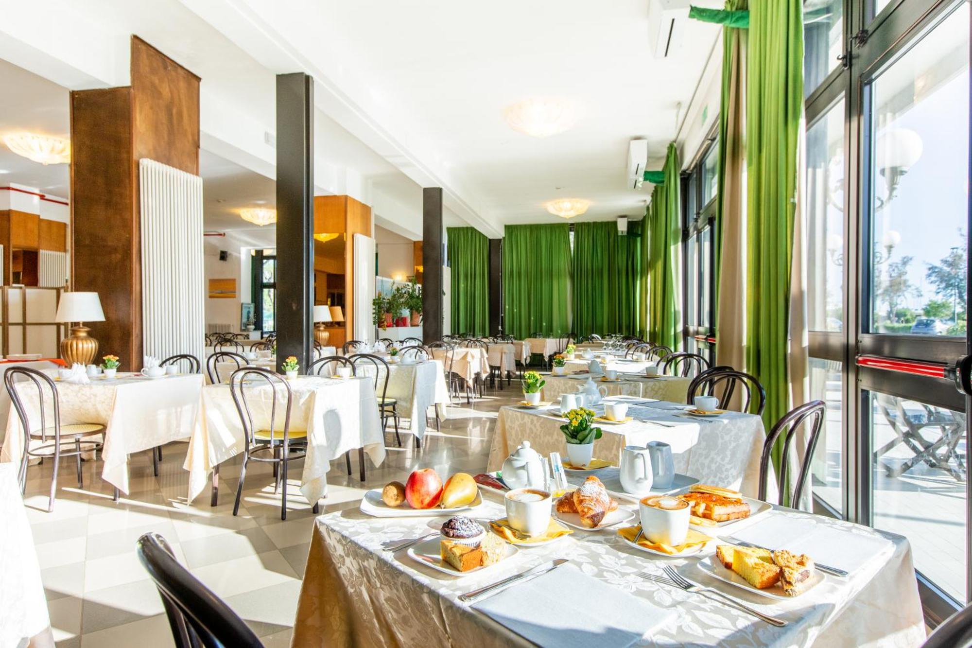 Hotel Lungomare Cervia Exterior foto