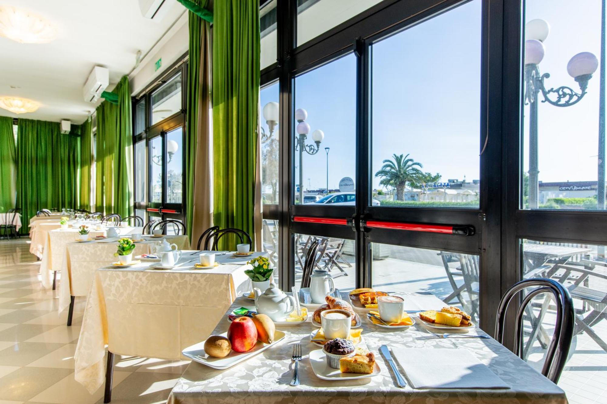 Hotel Lungomare Cervia Exterior foto
